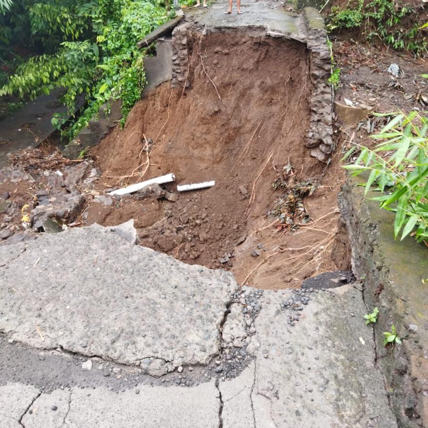 HUJAN BADAI LANDA GULIANG KANGIN, JALAN RUAS 7 JEBOL, KRAMA TERISOLIR